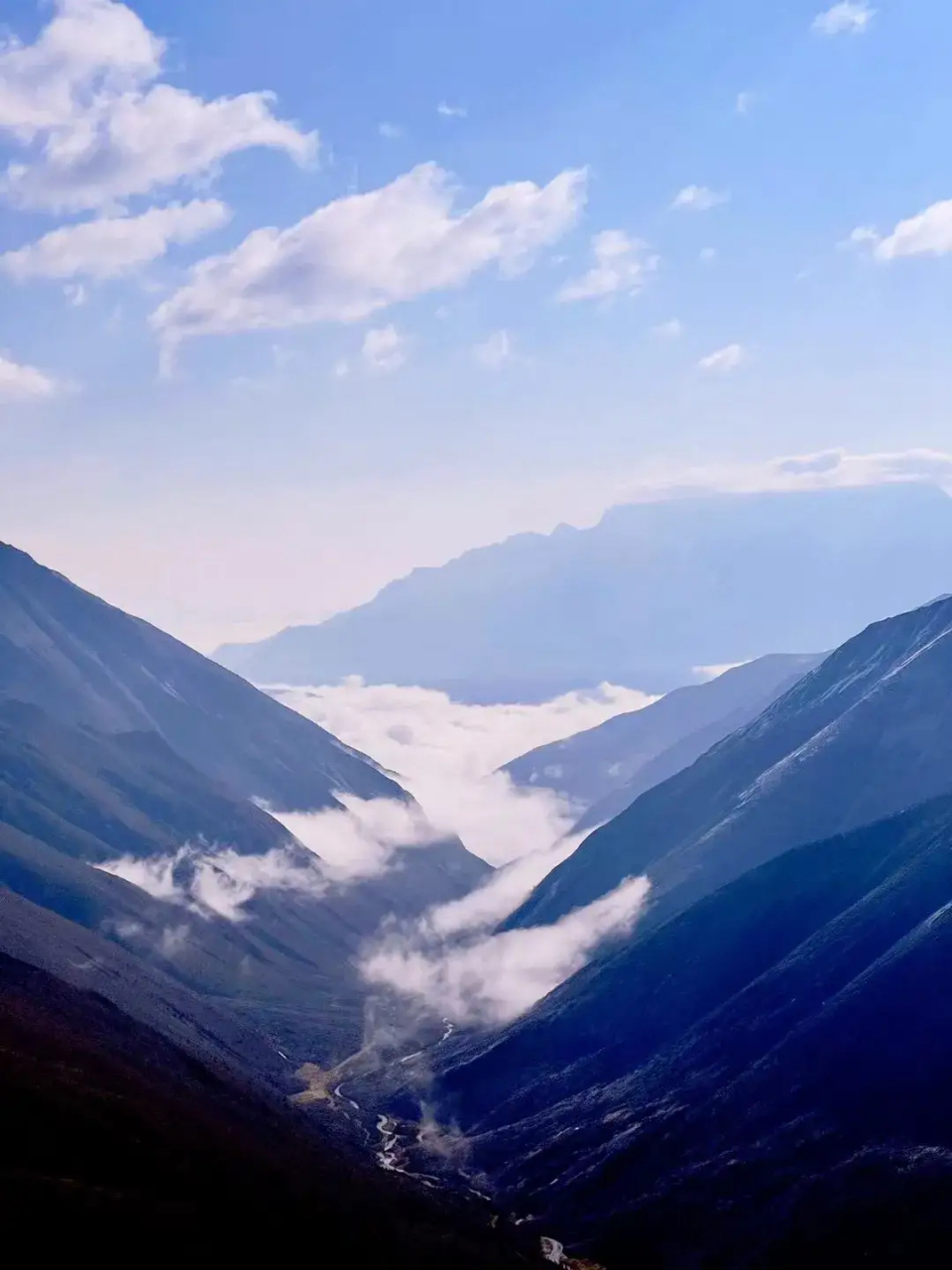 山岚百丈,高天云翳,天山共色.顶峰楼台,庭院深深,帘幕无重.