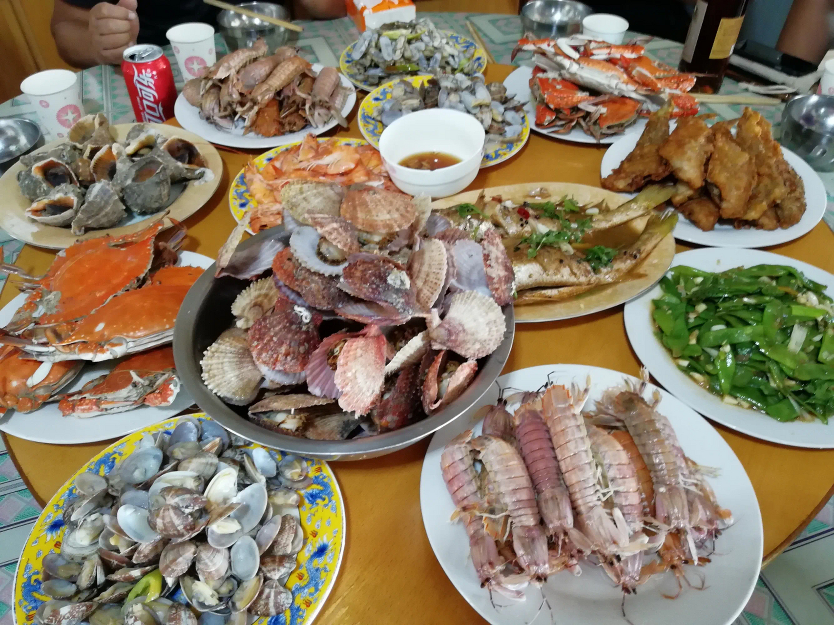 海鲜大餐一桌子图片图片