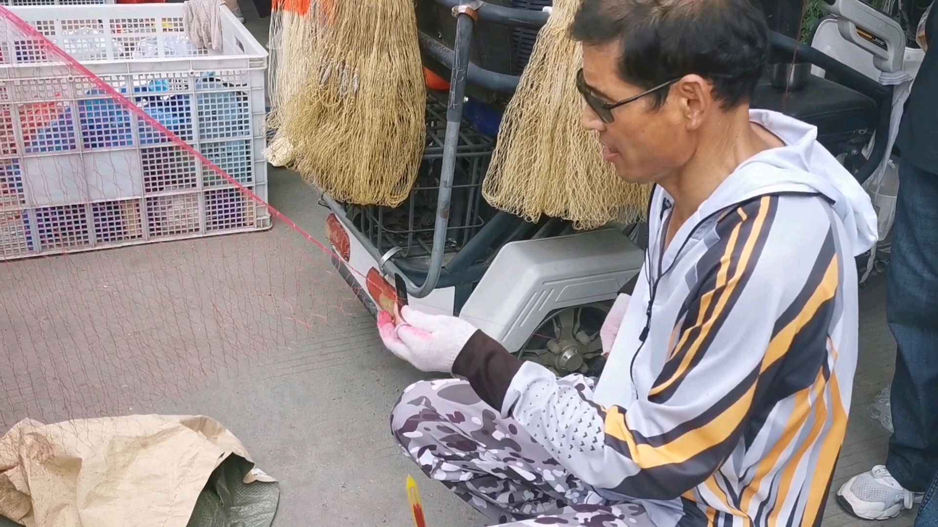 老师傅在街上纯手工织渔网,看看一个网织多长时间,这价位高吗