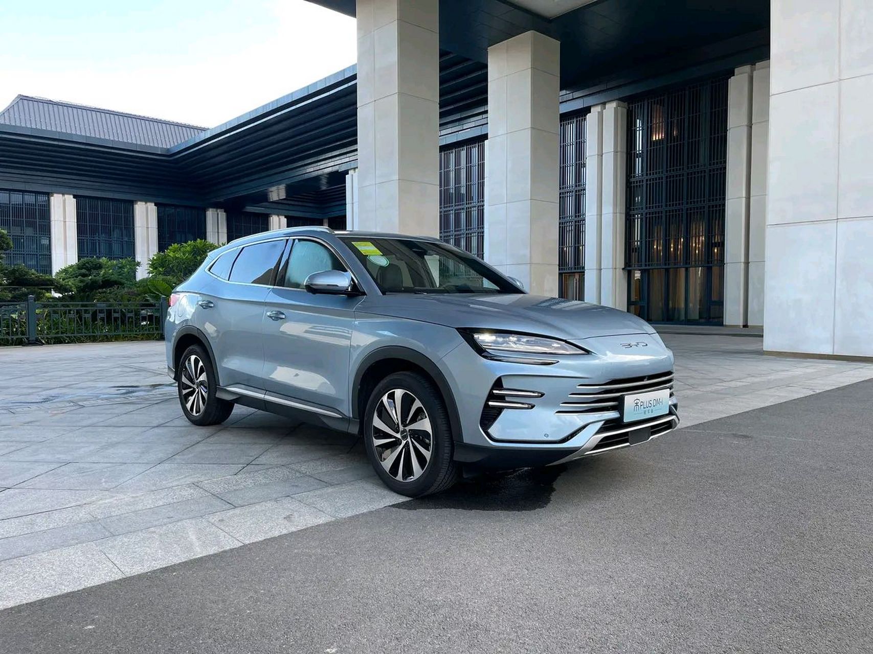 比亚迪宋plus冠军版正式上市了,价格比预售价低了1万,跟旧款车型价格