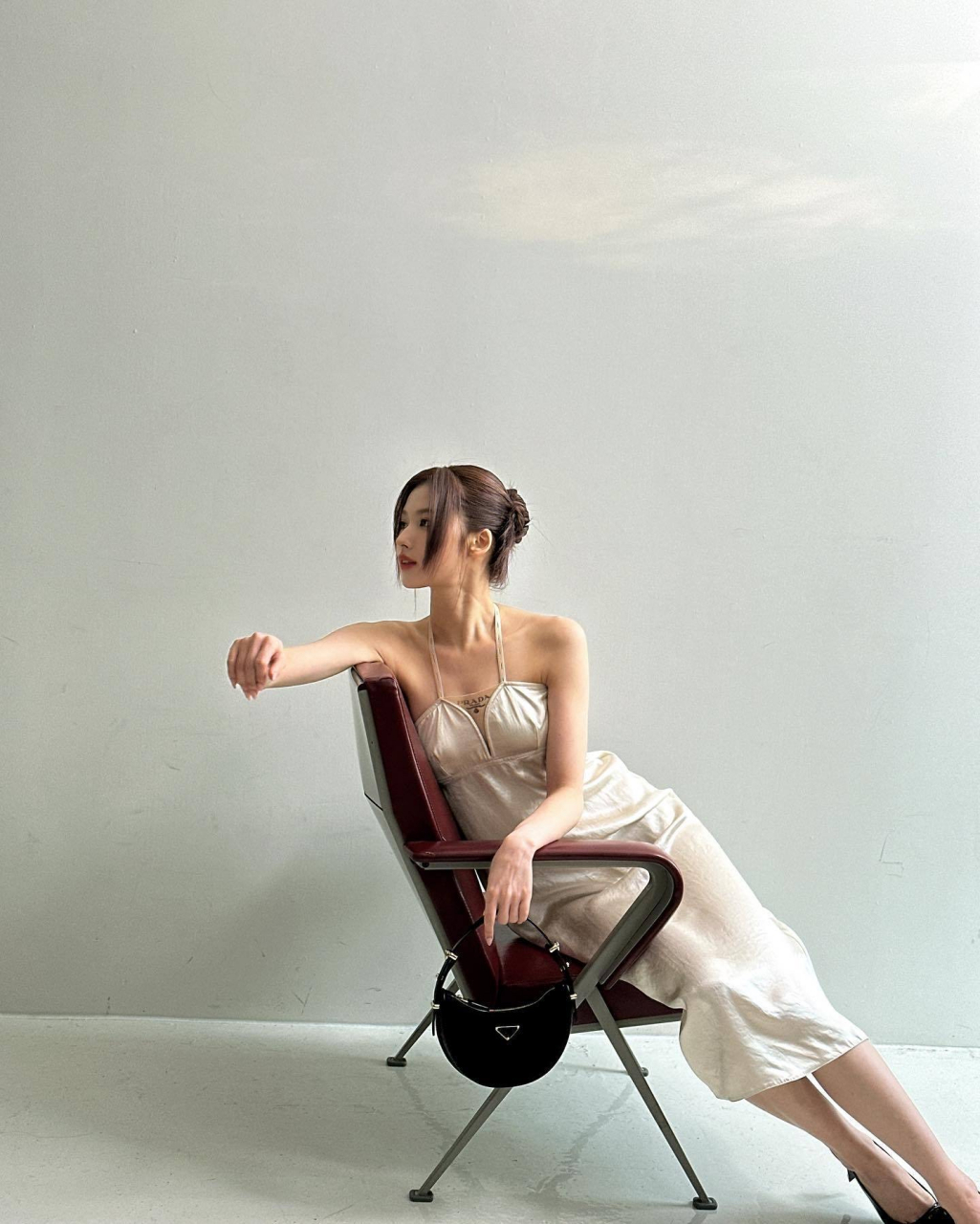 sana在社交平台更新了照片,脸蛋和身材都太棒啦!