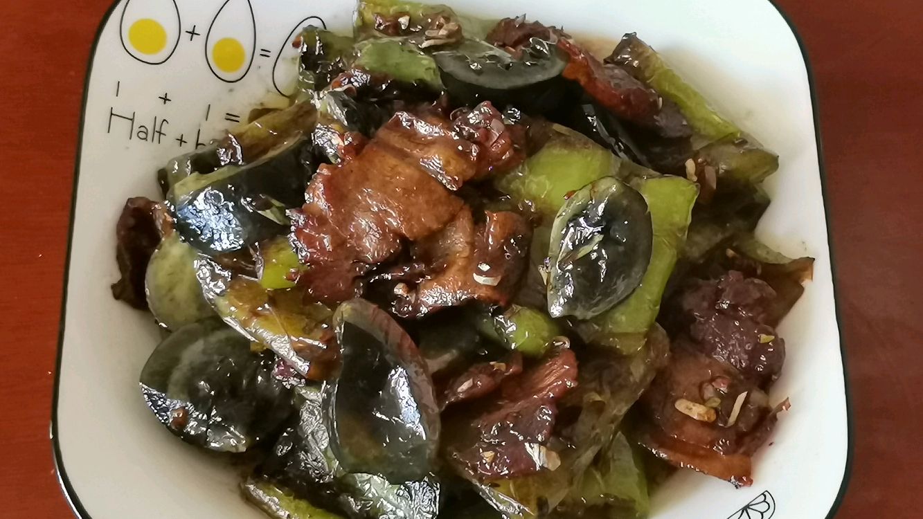 五花肉虎皮青椒炒皮蛋,色相味浓,费饭可别找我