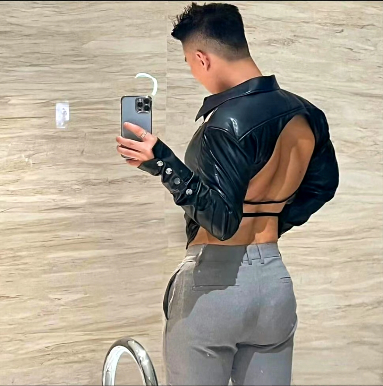 男人拥有宽肩细腰翘臀,是一种什么样的体验?#性感# #两性情感