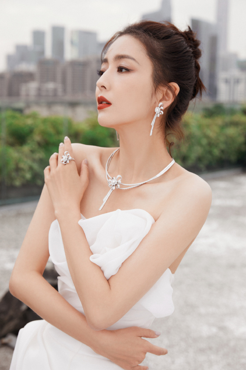 近日,佟丽娅身穿白色抹胸裙出席公开活动,展现出了她的美背和曲线