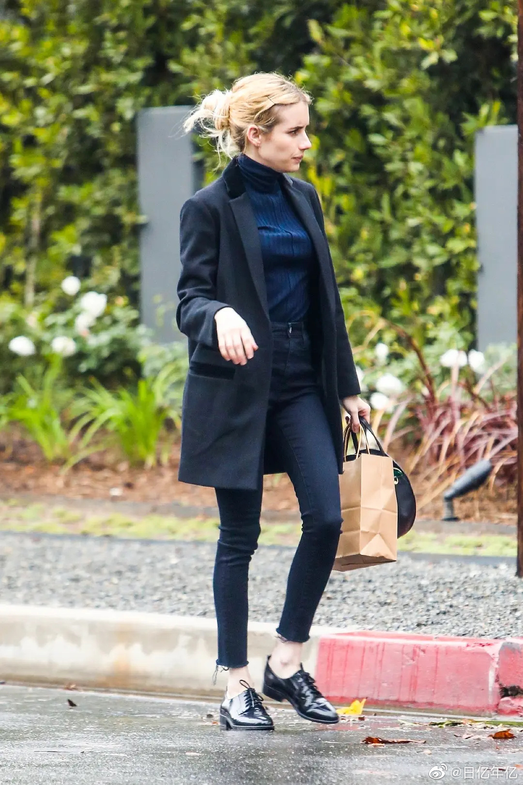 艾玛罗伯茨秋季穿搭示范,有温度又有风度,刚好适合我们日常借鉴