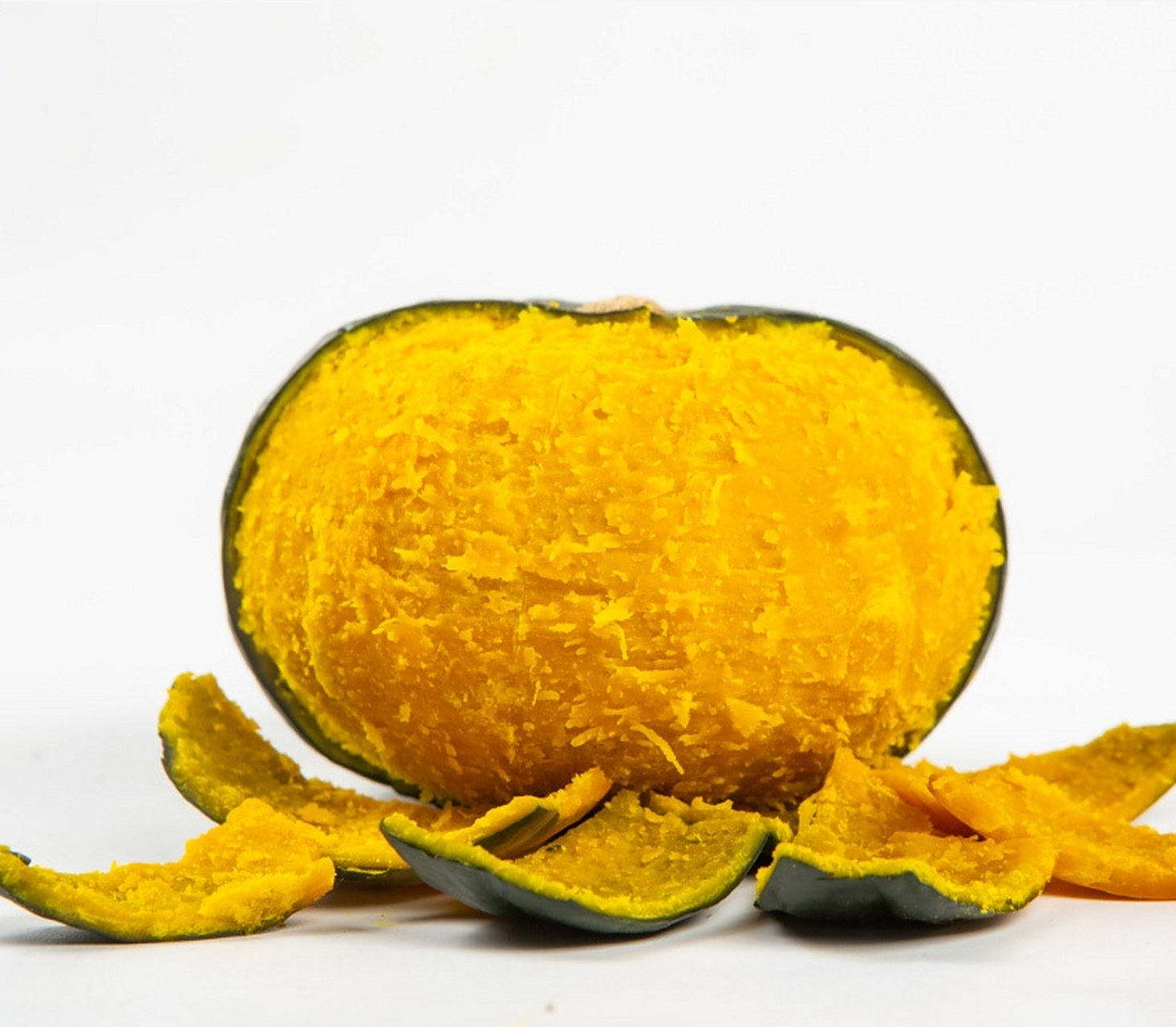 作为南瓜的一个品种,个头小,颜色深,身上的各色小条纹状坑纹,一眼