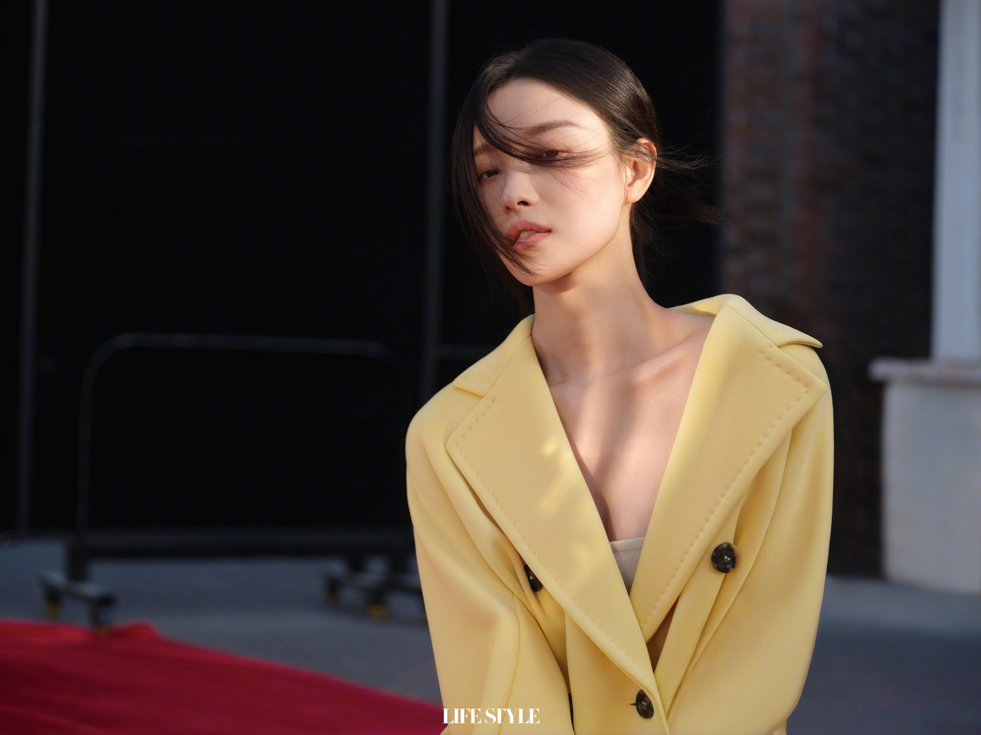 倪妮封面写真,格调高冷,性感迷人