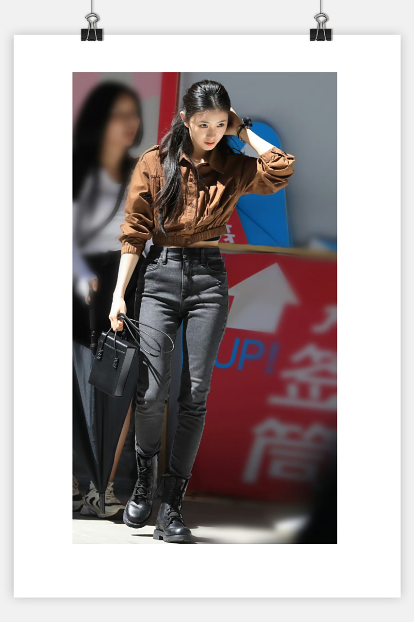 网友偶遇刘浩存,眼神带感,腿长逆天,一看就是戏路宽广的好苗子