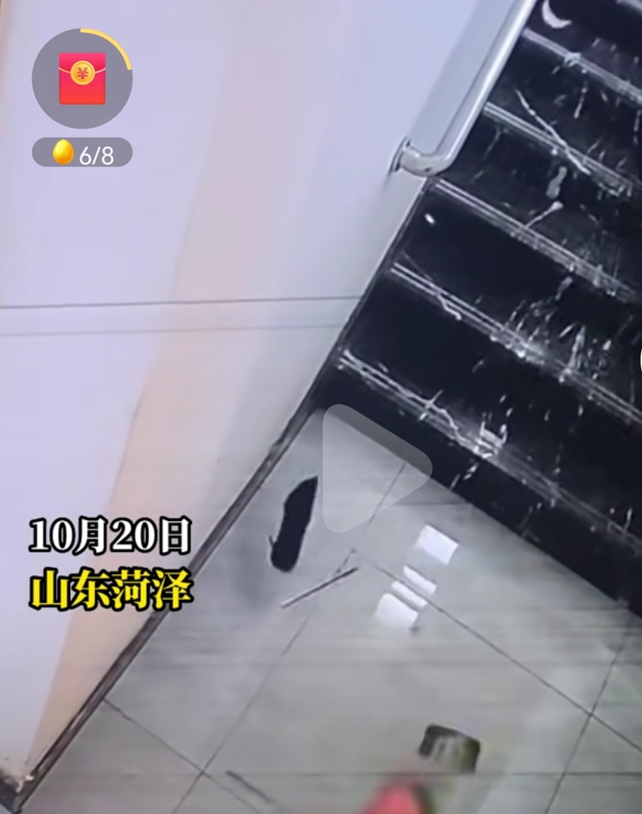 小姐姐下楼梯摔跤,装备零件爆了一地