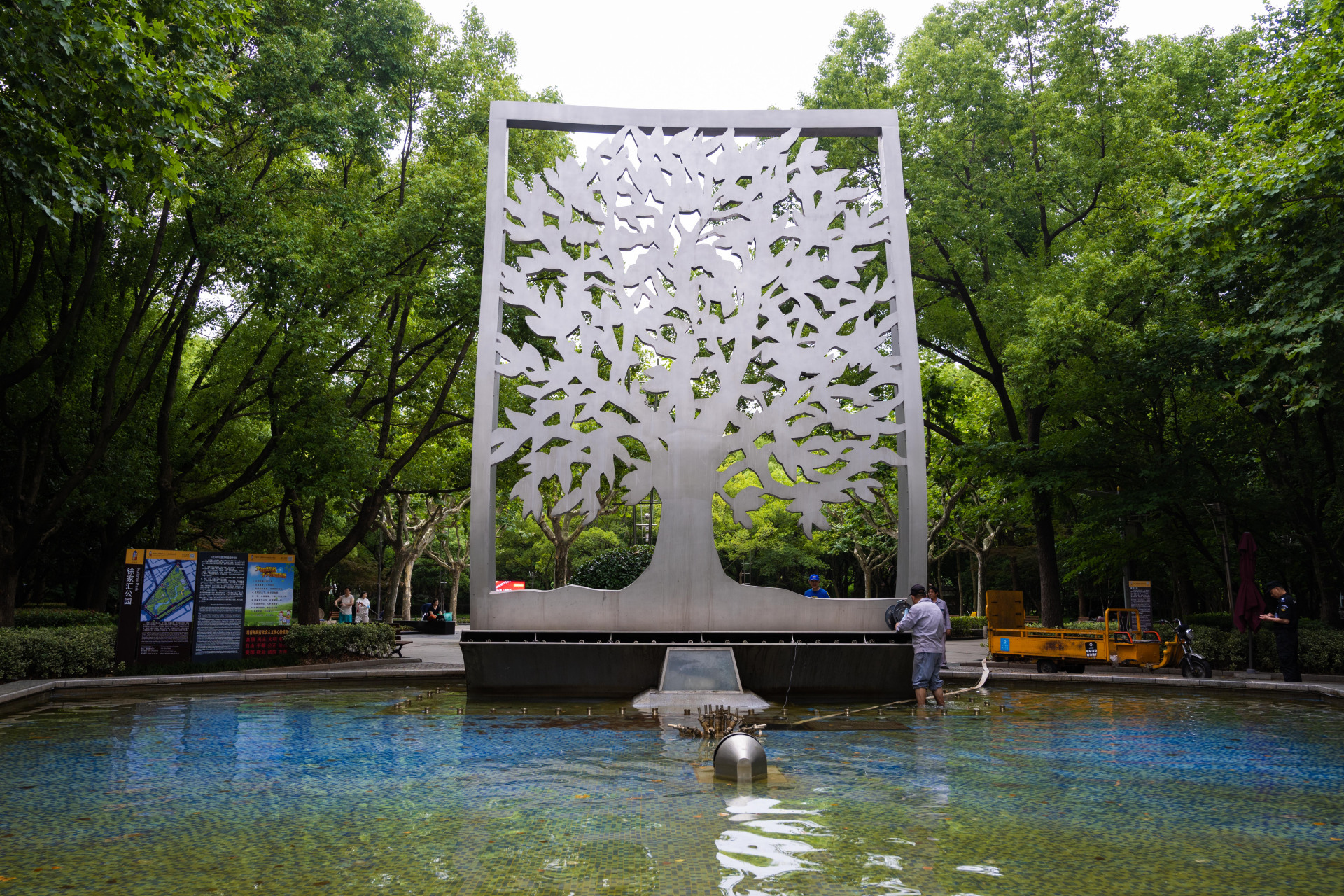 #秋日生活创作季# 在上海,有很多奇妙的文化现象,比如说,在夏日里的徐