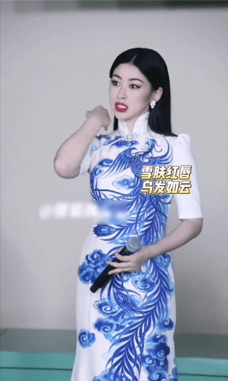 朱珠《浪姐》成员夜的青花瓷礼服被夸上天了,其实真的没那么好,显脖子