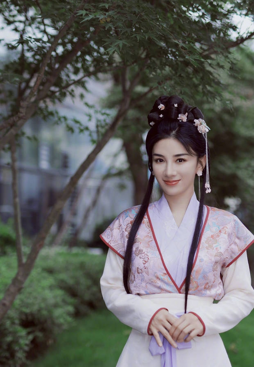 黄奕最近晒出了一组新鲜的"李玉湖"古装美照.