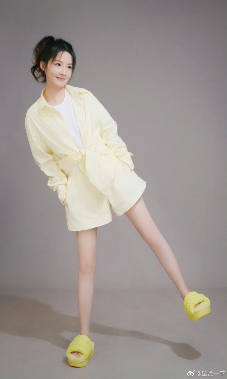 李沁穿搭浅色日光黄好显白9907 67