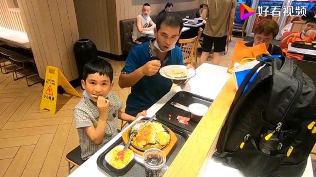 体验重庆的乡村基,装修风格很像肯德基,米饭不够吃还可以加!