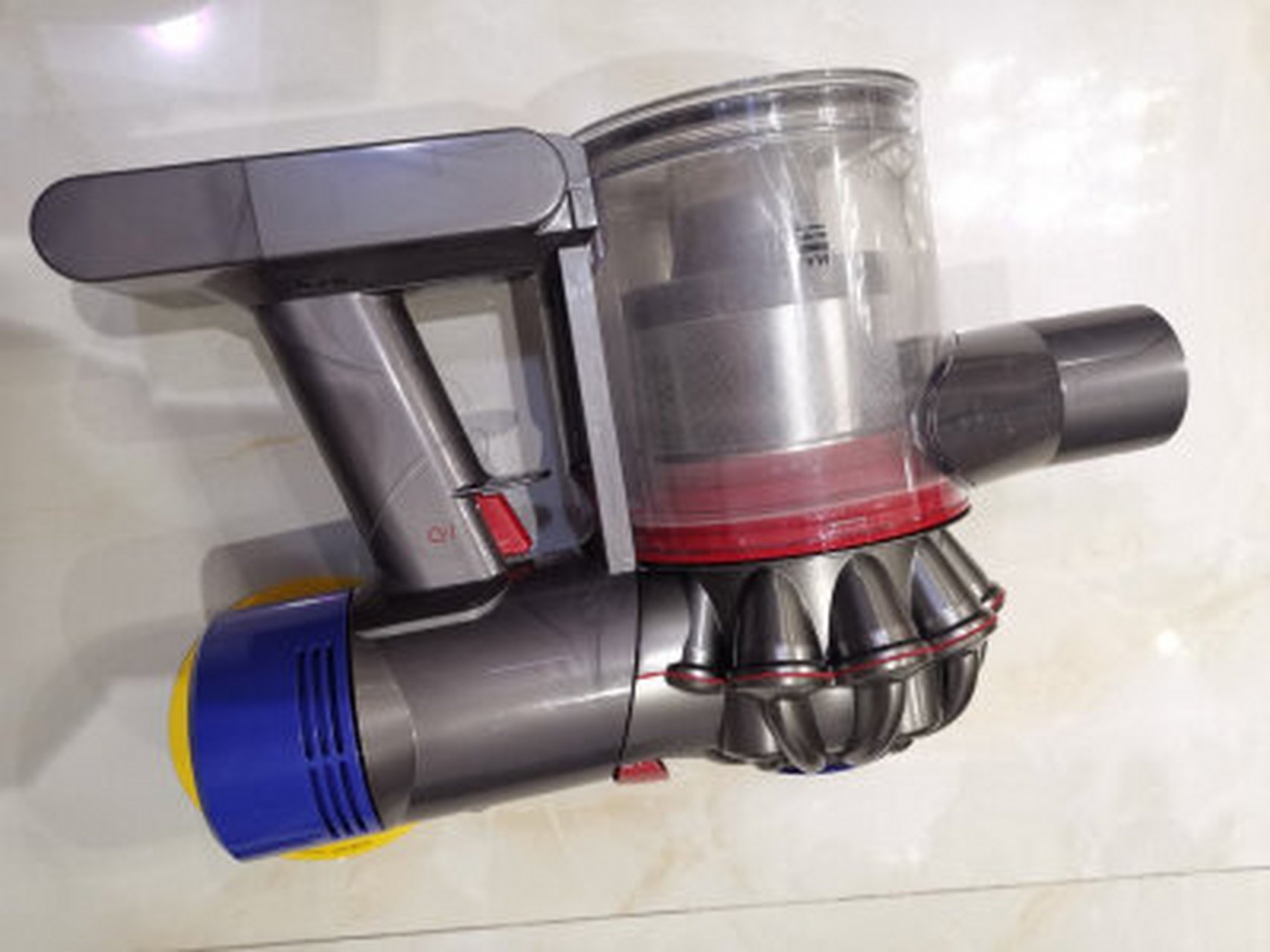 追觅吸尘器和戴森v8哪个好,戴森v7 v8 比较  戴森v8其实也还可以,配件