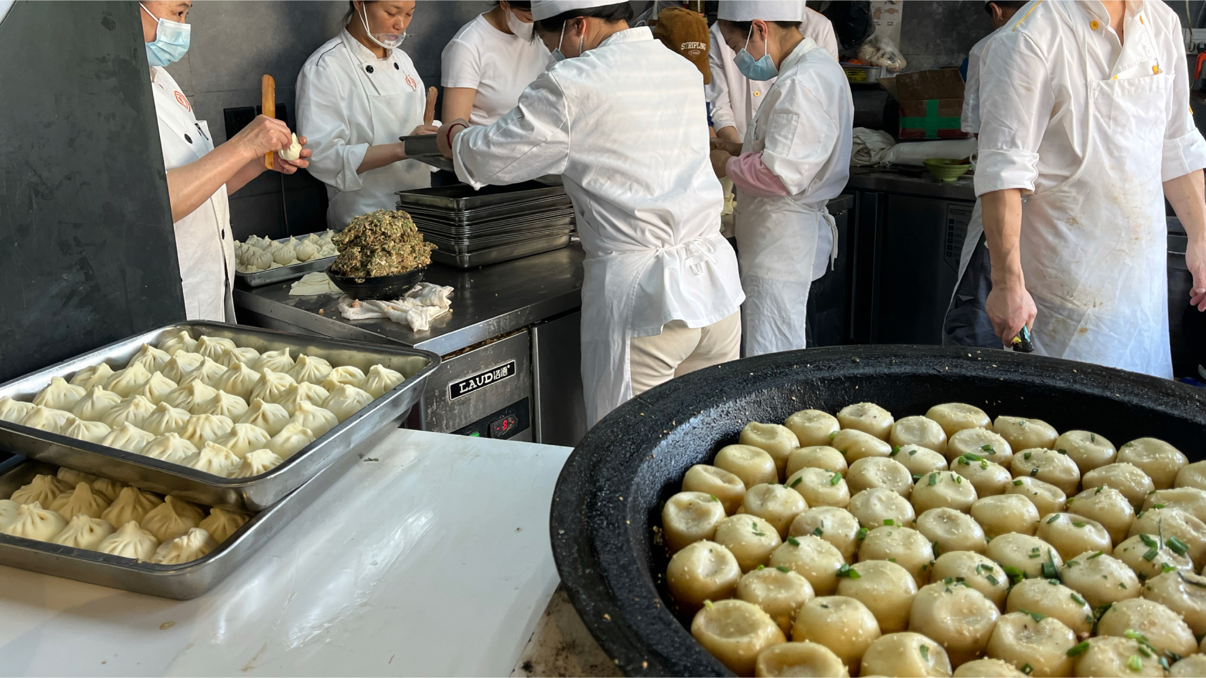 上海一直很火的生煎馒头店,到饭点还要排队,味道完胜小杨?
