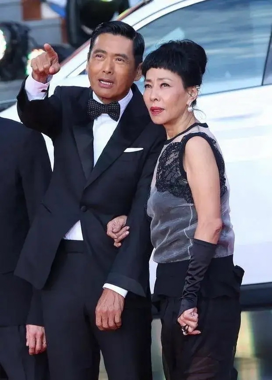 他岳父陈首林是新加坡富商,陈荟莲和周润发结婚后成了周润发的贤内助