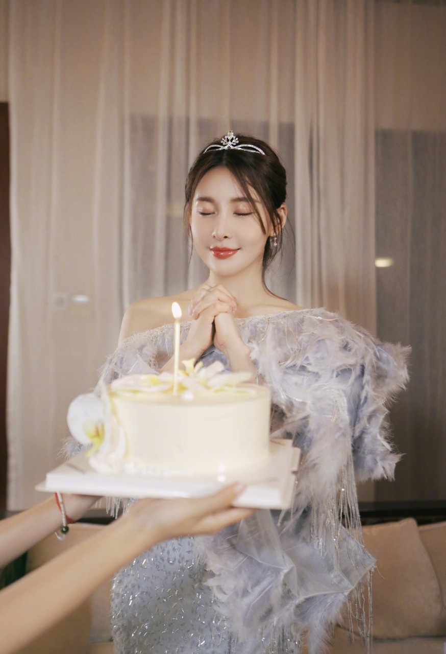 贾青好漂亮,虽说已经37岁了,但依然美得不可方物,一袭灰色长裙,优雅高