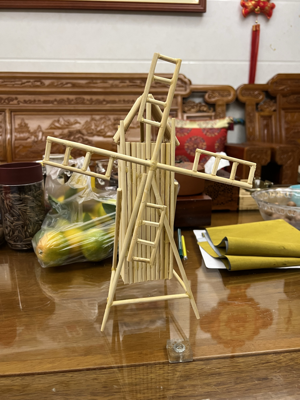 做了一个晚上的手工,吃完晚饭就做到现在,就做出这么一个荷兰风车出来