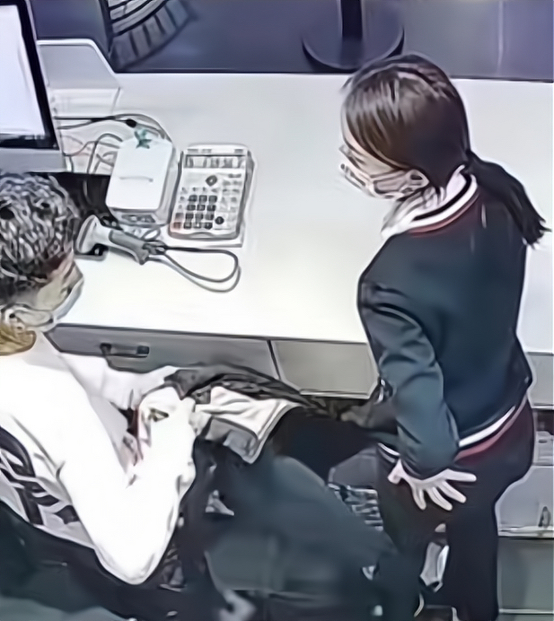 脱衣服不小心碰到,这搁谁身上会信?柯南来了也没用,除非调监控