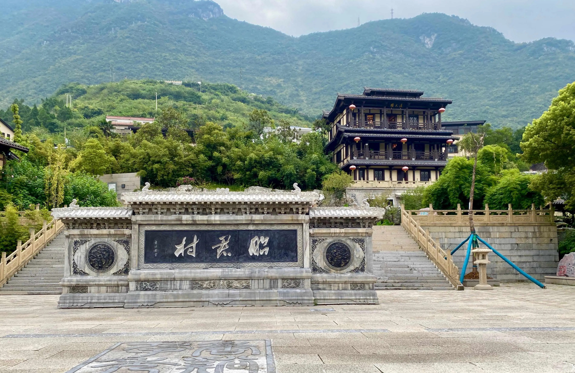 昭君故里在宜昌市兴山县城南郊的明妃村.又名宝坪村.