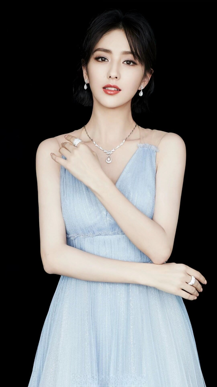 佟丽娅# #明星# 佟丽娅走红毯造型艳压群芳 观星记 秋日唤星季