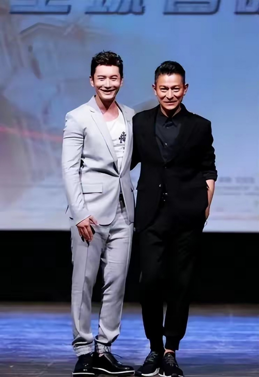 61岁刘德华与45岁黄晓明同框,真正的帅和装帅的区别让人大开眼界 在