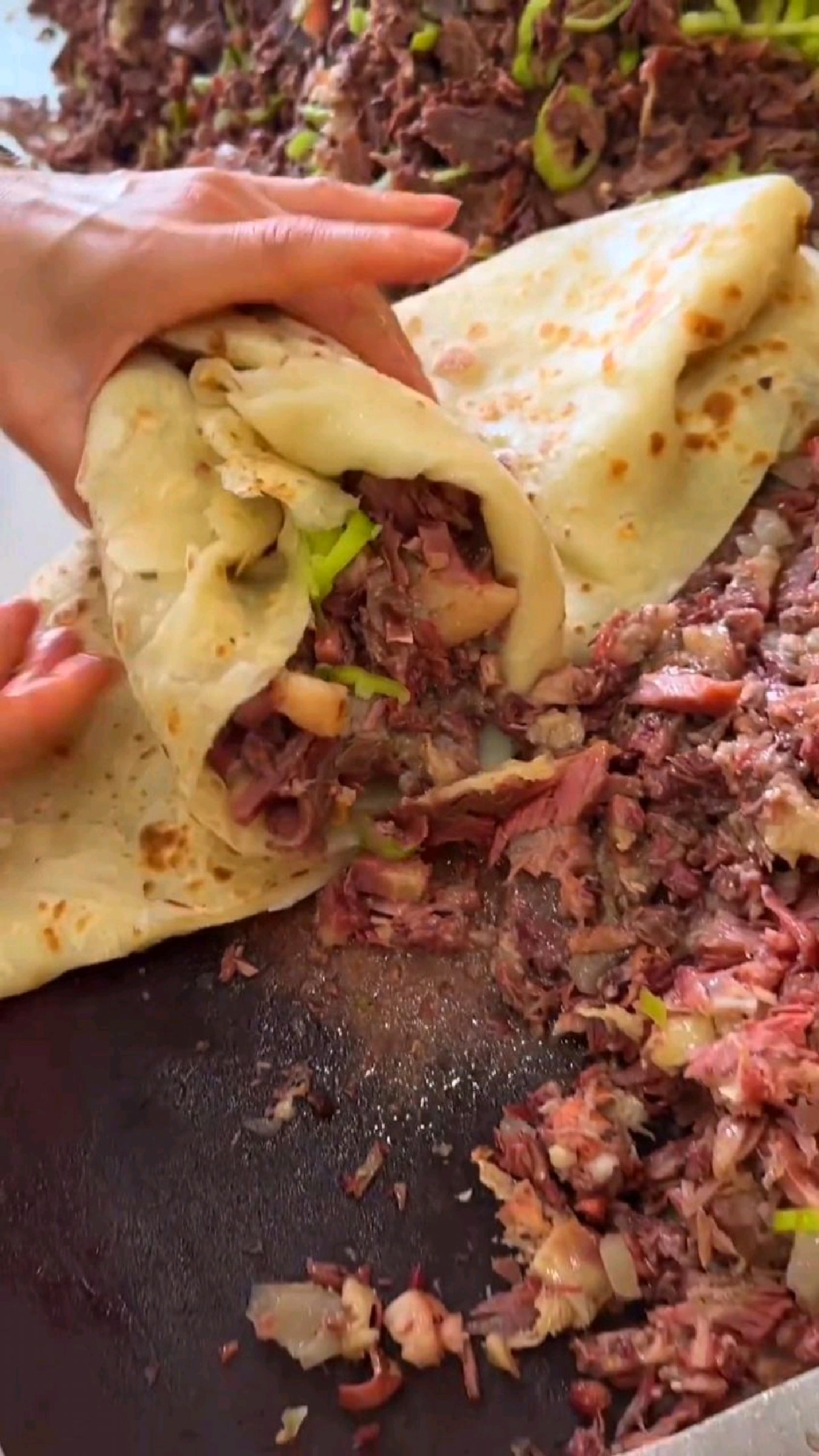 特色美食大饼卷肉,每天都要来一张,怎么吃都不够!