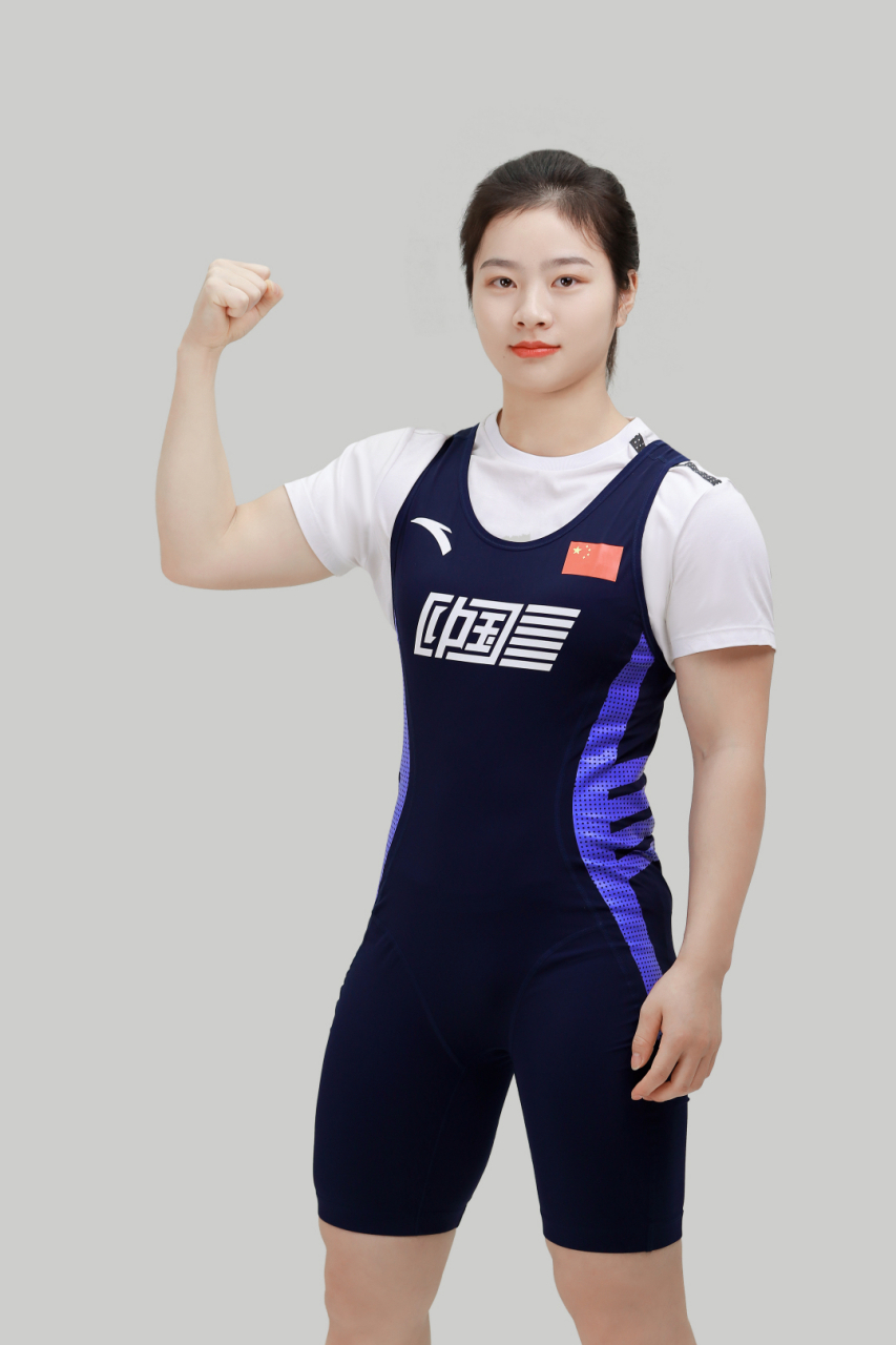 无畏和谦虚的化身  据中国新闻社报道,:10月2日,中国举重队员裴鑫依在