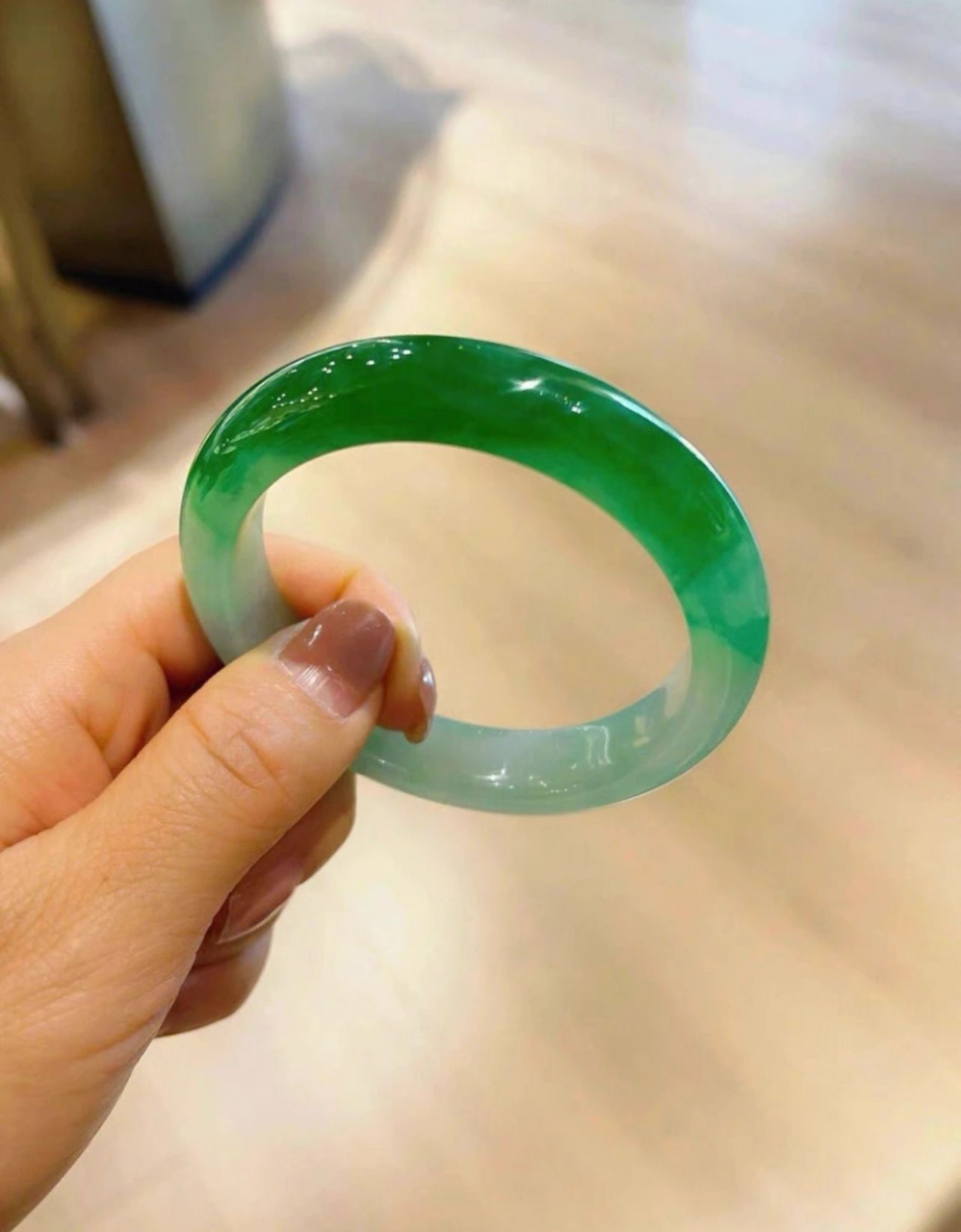 大捡漏阳绿翡翠手镯正圈肉质细腻,一抹辣阳绿很惊艳,色泽纯正干净细腻