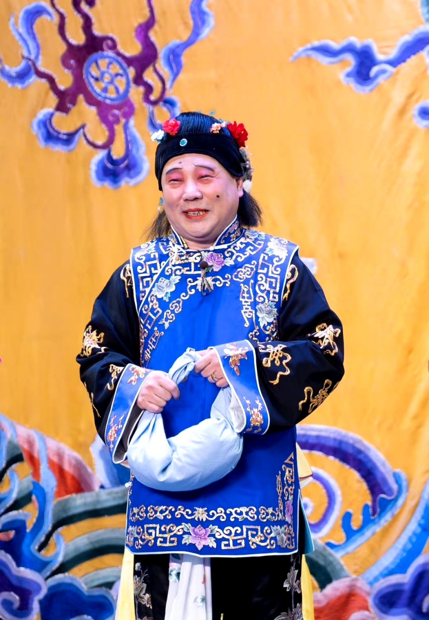 郭德纲在三庆园庆典里,男扮女装,真有点70岁老太太的感觉,特别是脸上