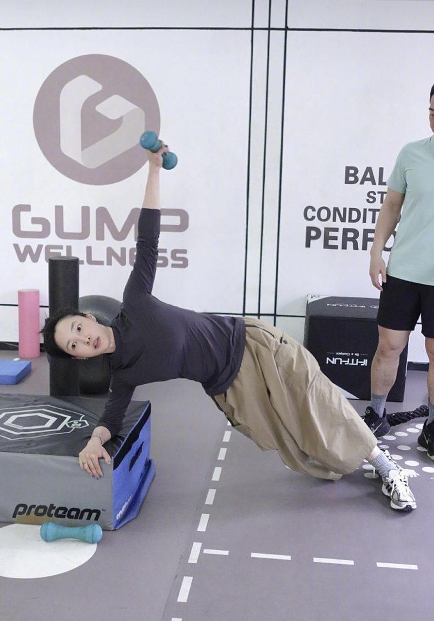 女明星都好自律,白百何连续三天晒健身照,单臂举哑铃好厉害