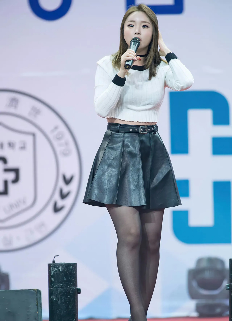 洪真英舞台照片[左捂脸] 看起来是真的胖,不知道为啥那么多人喜欢她.