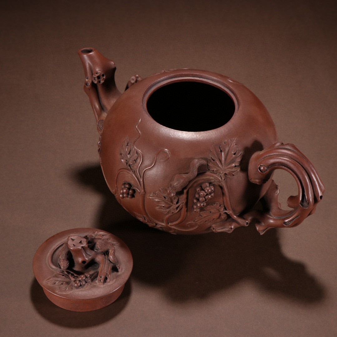 旧藏 桂林款 紫砂堆雕松鼠葡萄纹壶