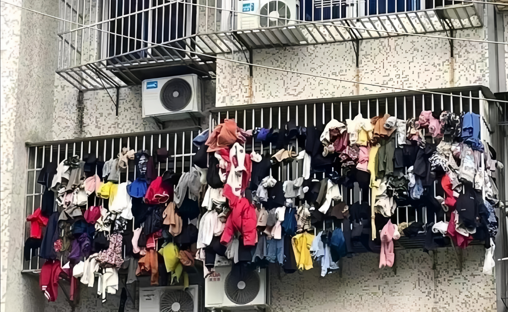 这家人的衣物已经多久没有清洗了?这个防盗网的质量真是好啊