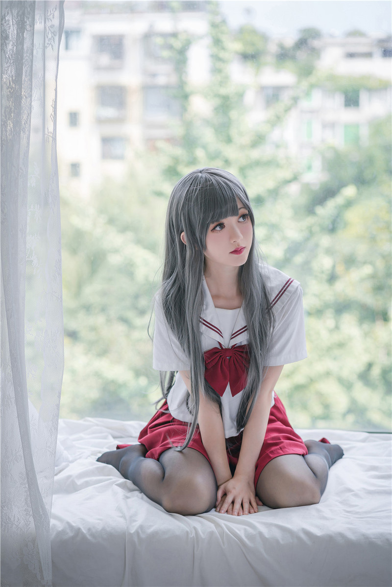jk制服配上黑丝裤袜,这个jk妹子cosplay的是樱岛麻衣学姐吗?