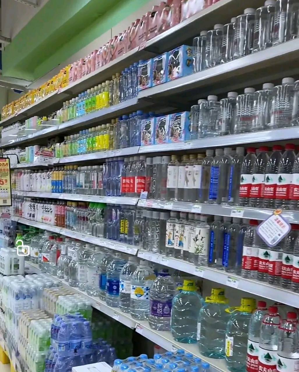 大家一定要记着,可口可乐纯悦它不是矿泉水,而是加了食品添加剂的净化