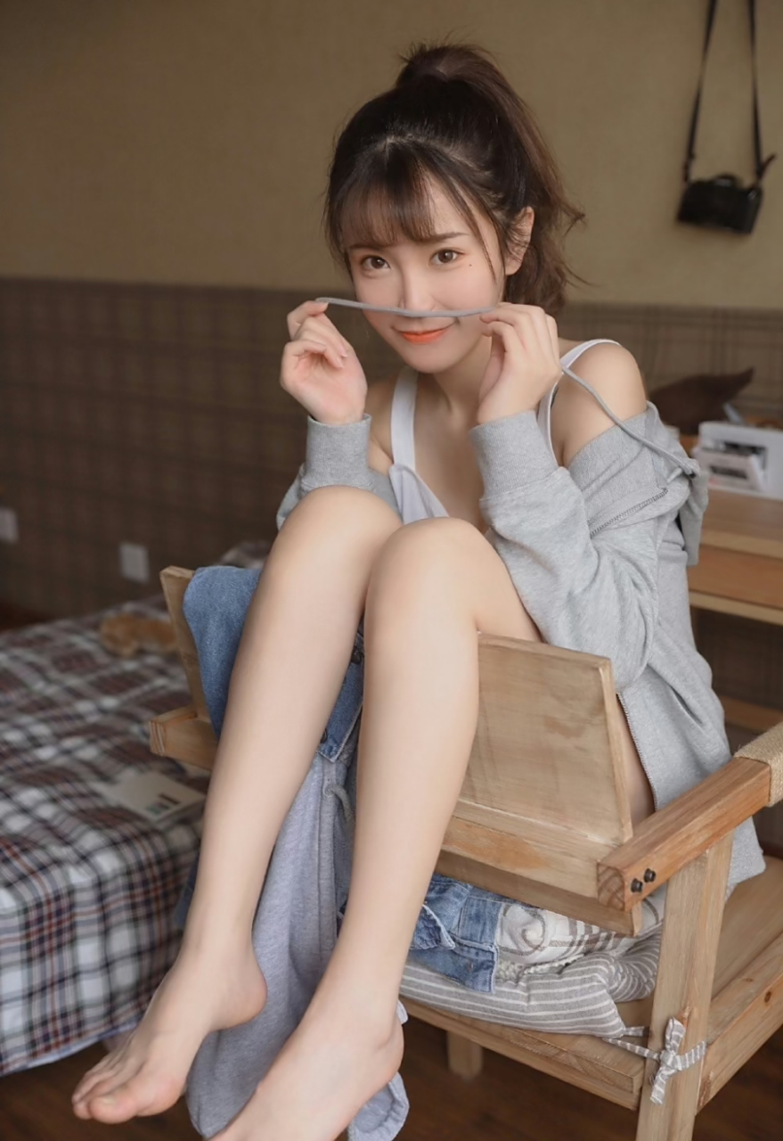 纯欲风# #美腿玉足# 长腿嫩模肌肤白皙迷人杏眼妹子