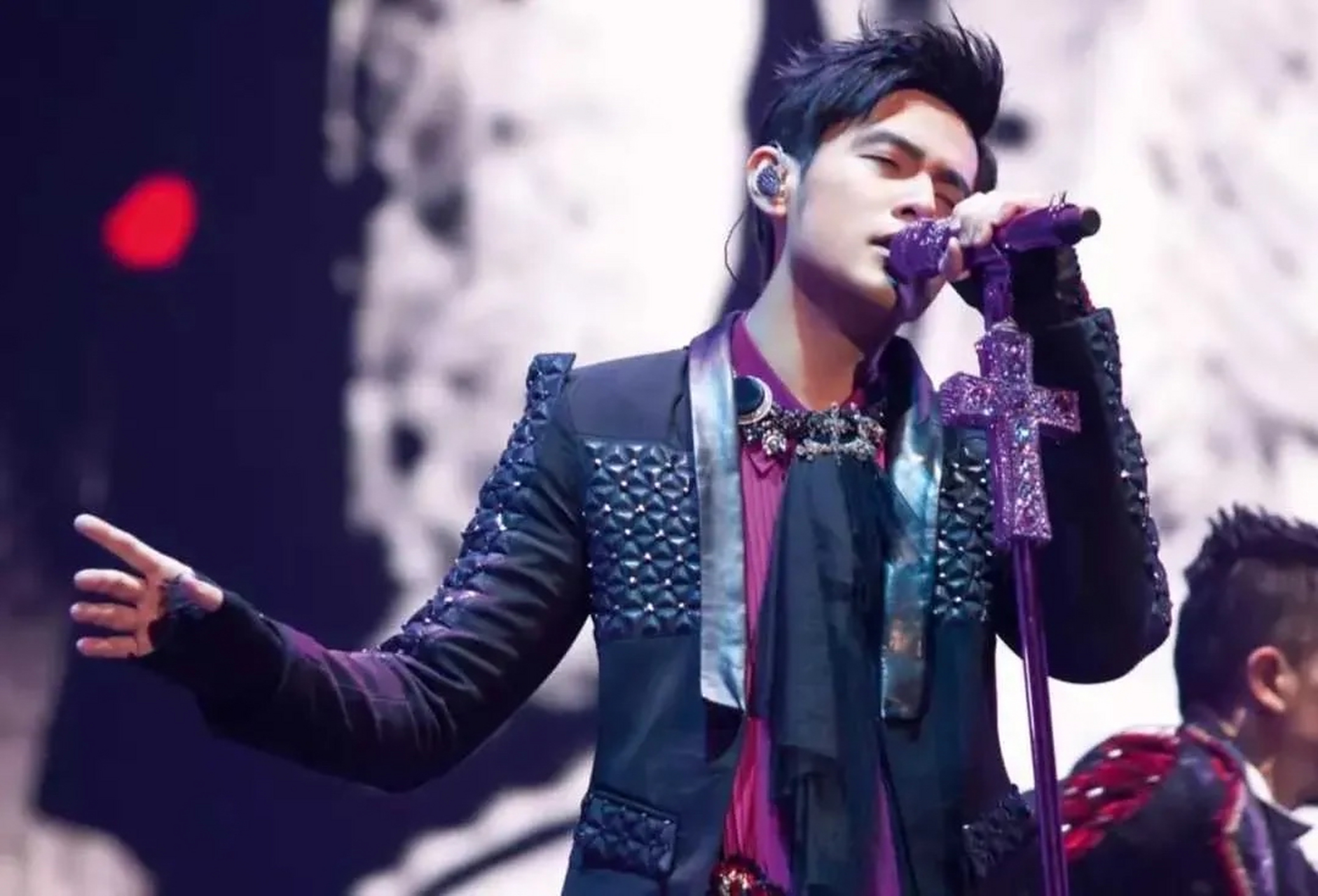 2017年,周杰伦在演唱会上,大骂现场的保安:"滚出我的演唱会.