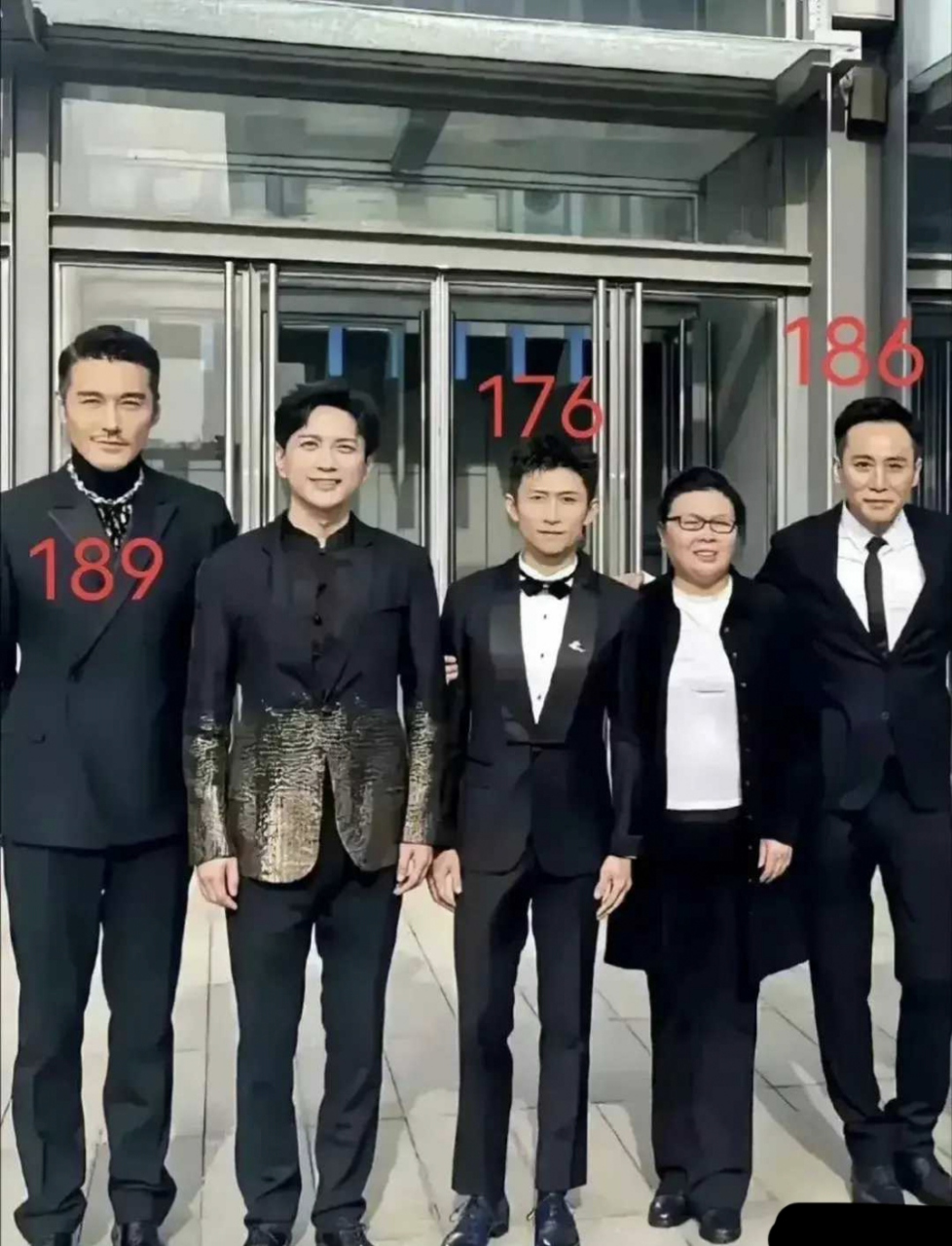 张一山的身高看起来好卑微,好小个![左捂脸][左捂脸]#我们都爱聊八卦