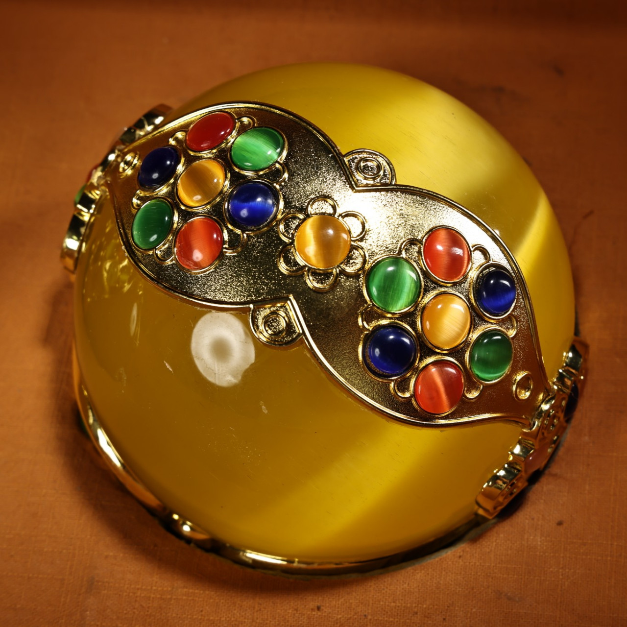 珍品旧藏收罕见极品猫眼石镶嵌宝石球一对 保存完好 配老彩绘漆器官箱