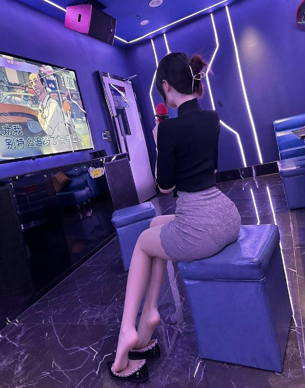 昨晚和同事们去ktv嗨歌,轮到我闺蜜唱的时候,几个男同事拿出手机,我