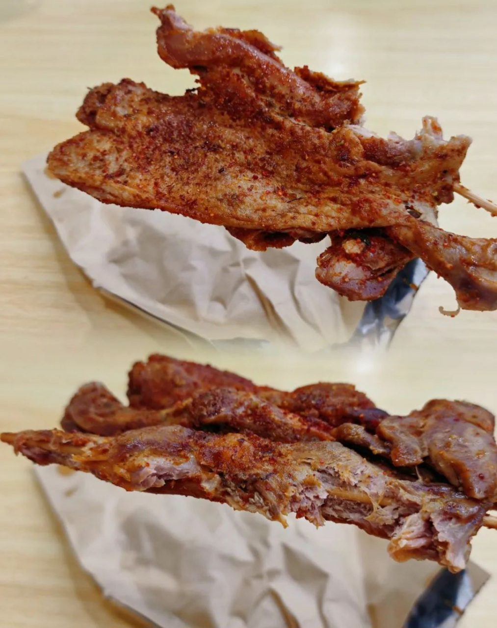 简单测评一下自烤的鹅腿,鹅腿的肉质紧致扎实却毫不干柴,鹅皮虽然不算