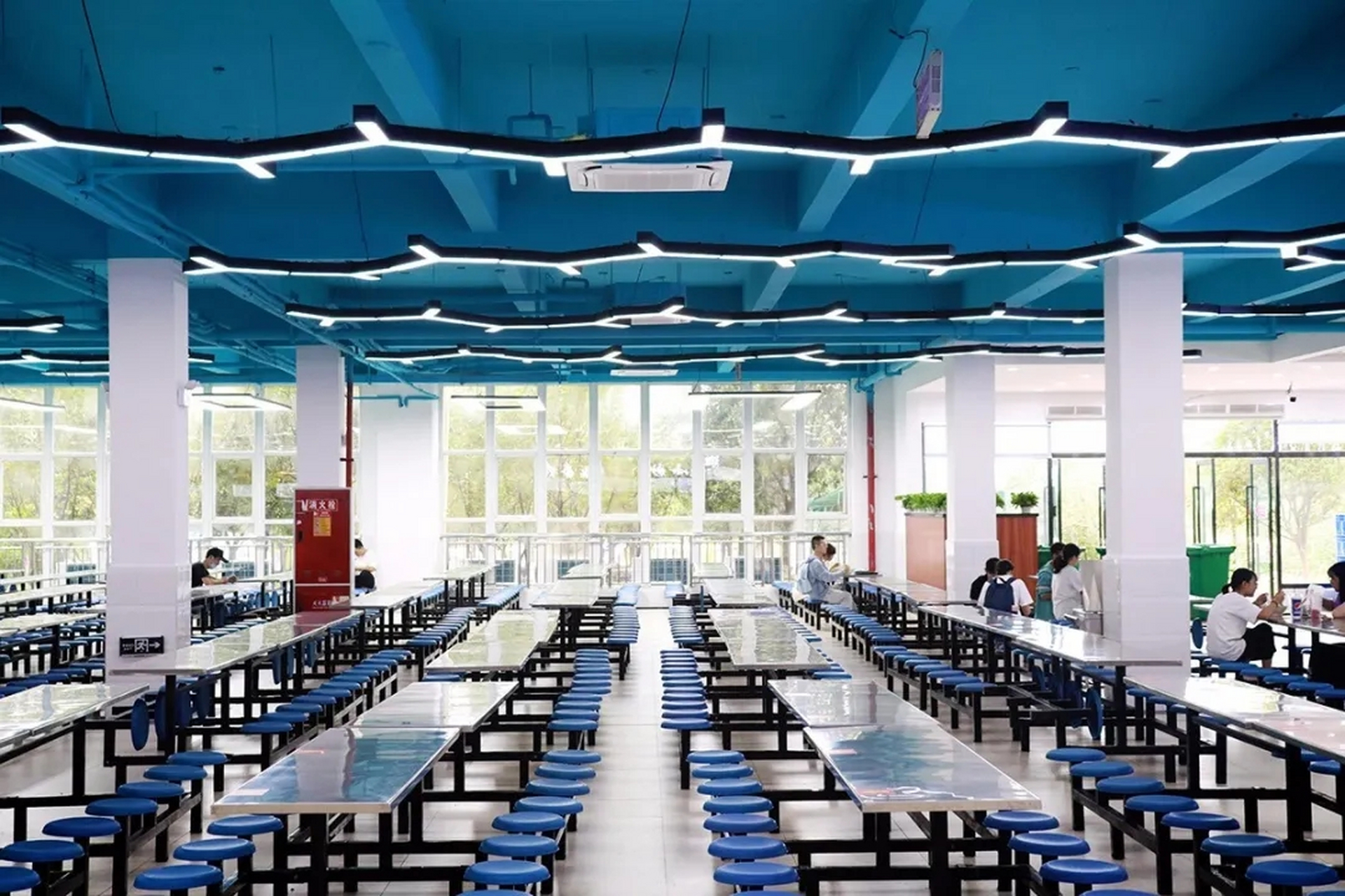 西南交通大学希望学院的食堂拥有一场无比的嗅觉盛宴,蓝色机械风格的