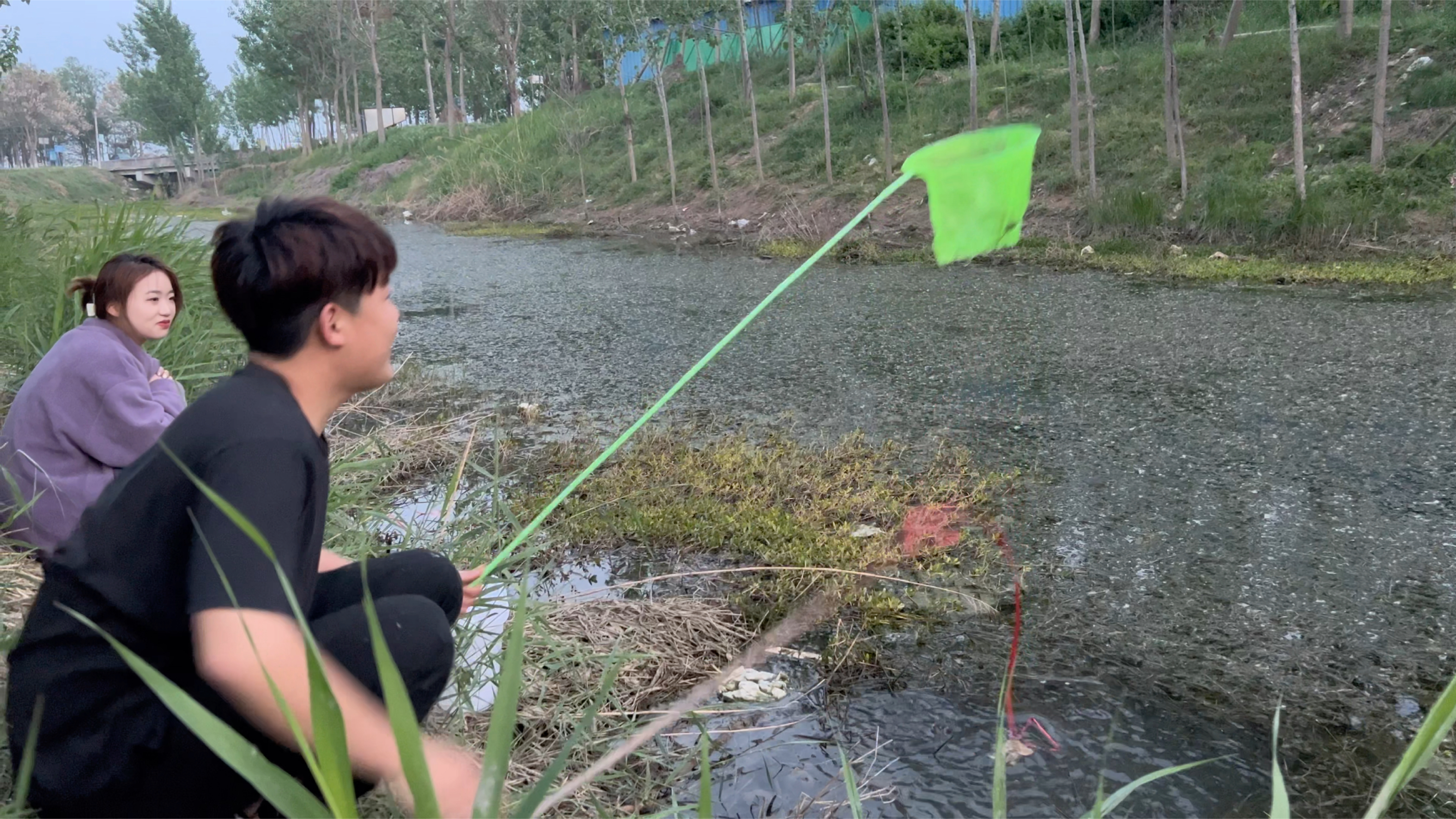 瑞杰领女朋友钓小龙虾,三个小时钓五斤,最后一个比一个上瘾