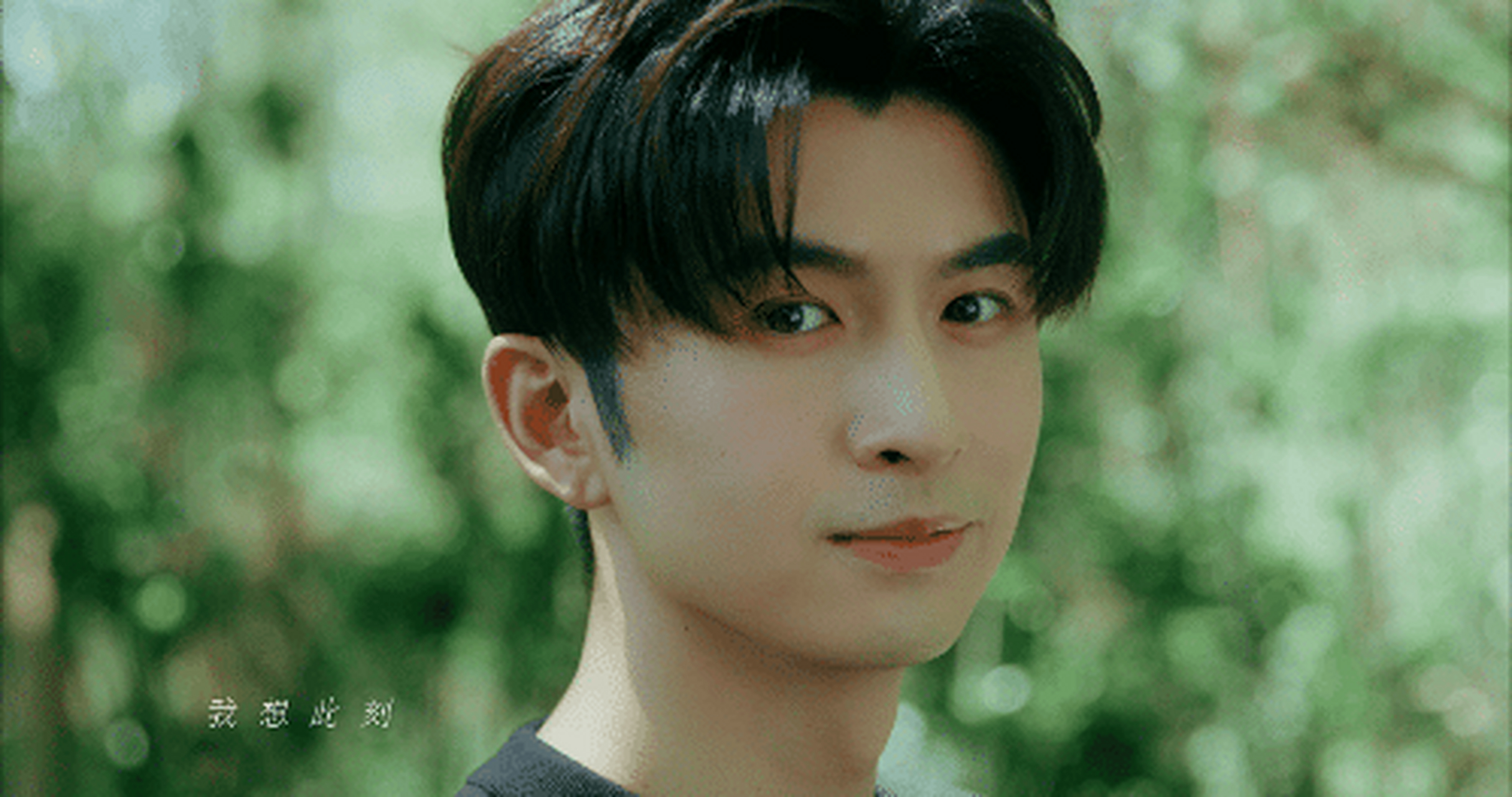 钟楚曦张云龙芭莎情侣大片～～  钟楚曦张云龙是在拍婚纱照吧.看了钟