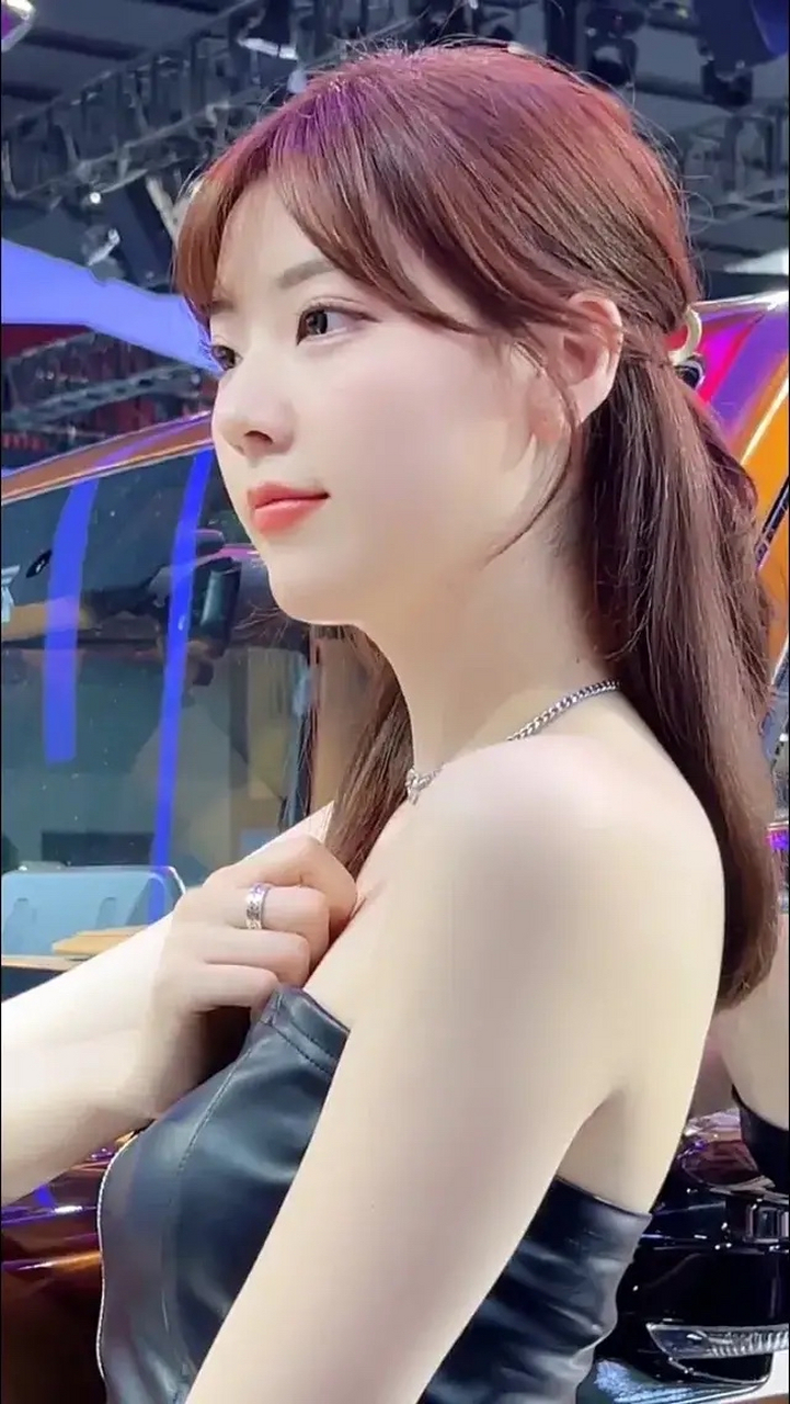 美女车模春晓,不论侧颜还是正脸,都是美美的.