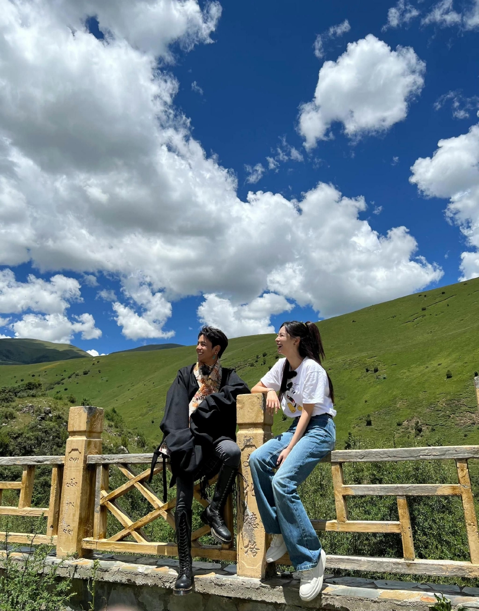 组图：沈梦辰晒穿藏服美照似少女与丁真同框合影尽显异域风情