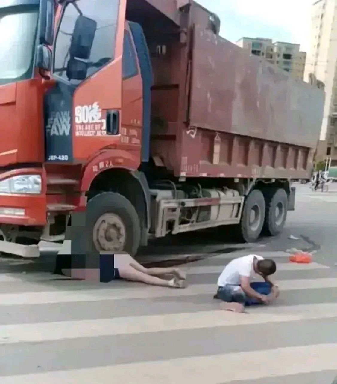 这个女孩好惨啦,除一双大长腿外,整个身体都被渣土车压在车轮下,这是