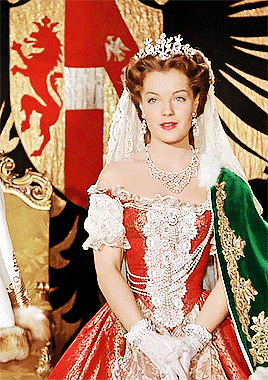 第二十九套:茜茜公主的白金刺绣礼服,搭配有红色的斗篷